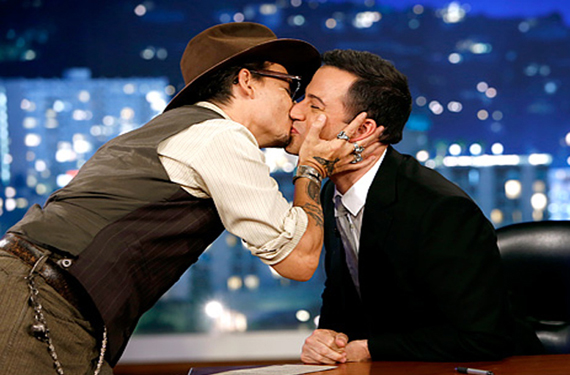 corazon23 Johnny Depp besa en la boca a un presentador de la televisión