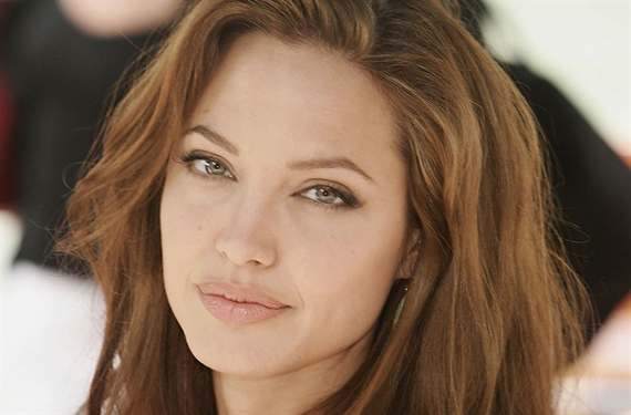 corazon26 Angelina Jolie premiada por su compromiso humanitario